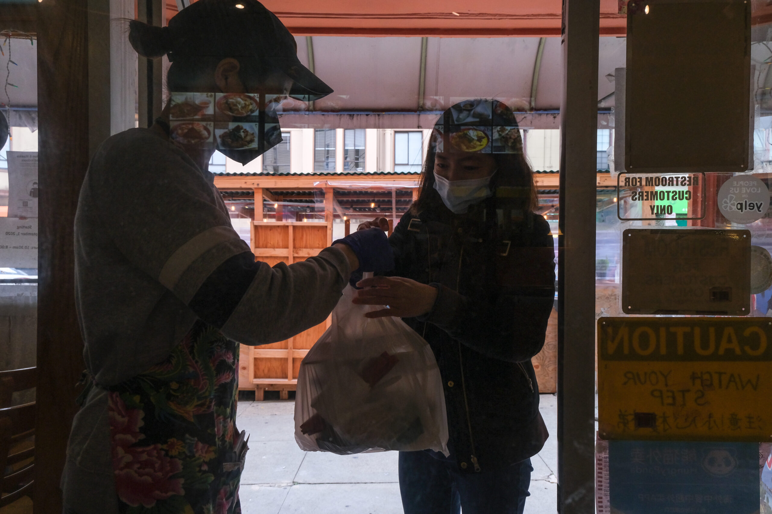 疫情下的華埠飢餓問題：散房居民依賴免費餐項目為生