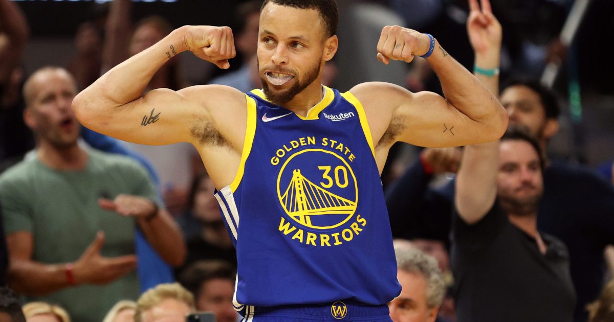 Stephen Curry disguises himself as a Warriors store worker, and