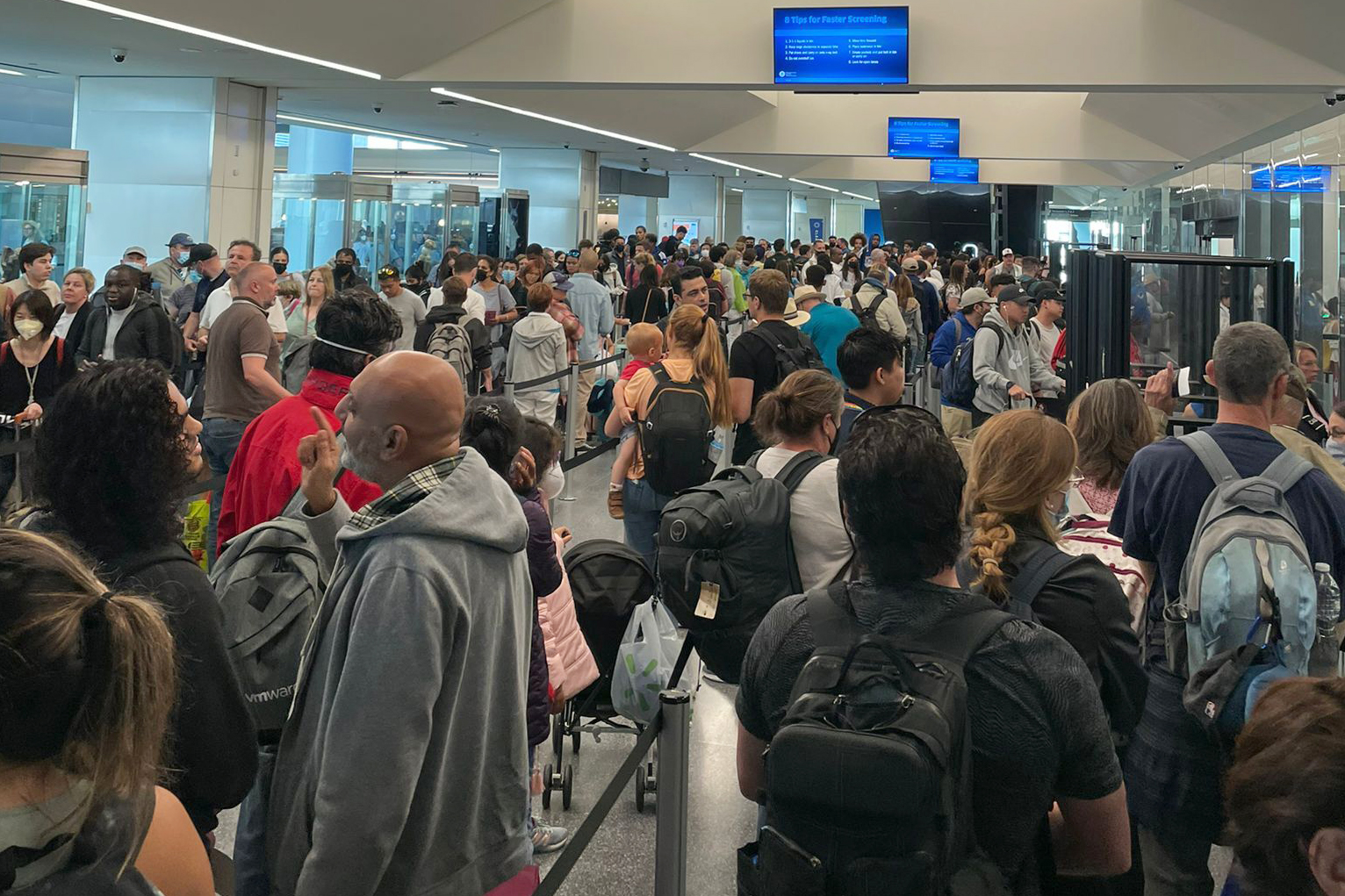 Get to the Airport Early: SFO Passengers Report Hours-Long Security Lines, Restaurant Closures 