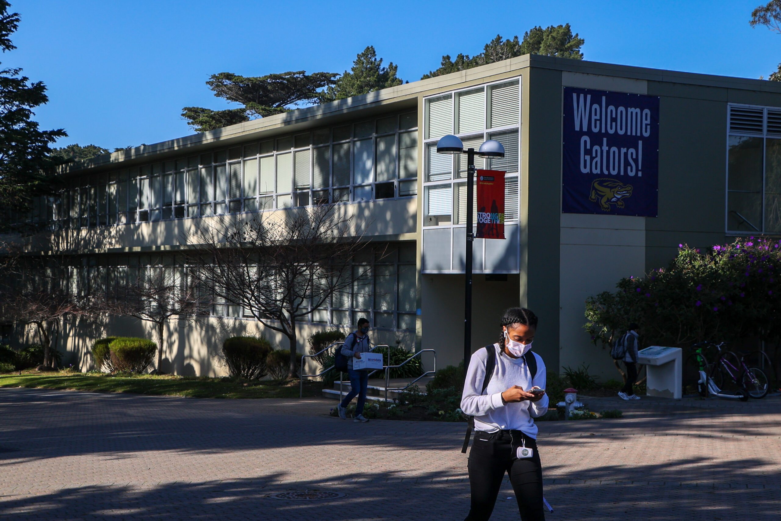 Students make their way around the San Francisco State University (SFSU) campus on January 26, 2022.