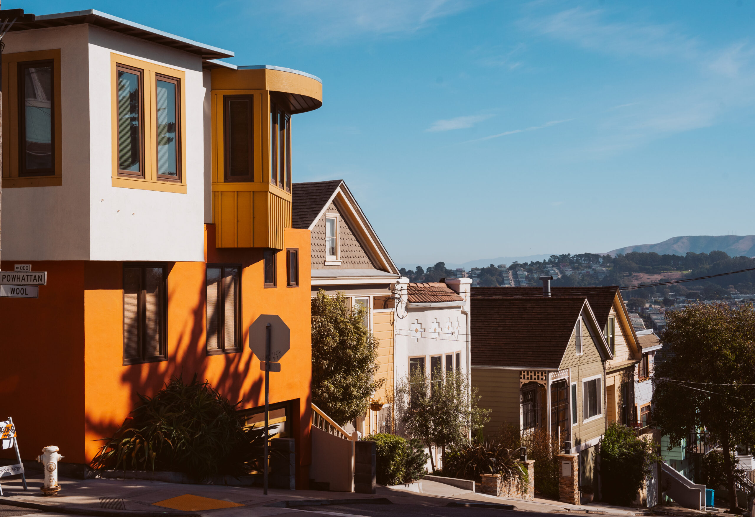 A street view of San Francisco single homes.