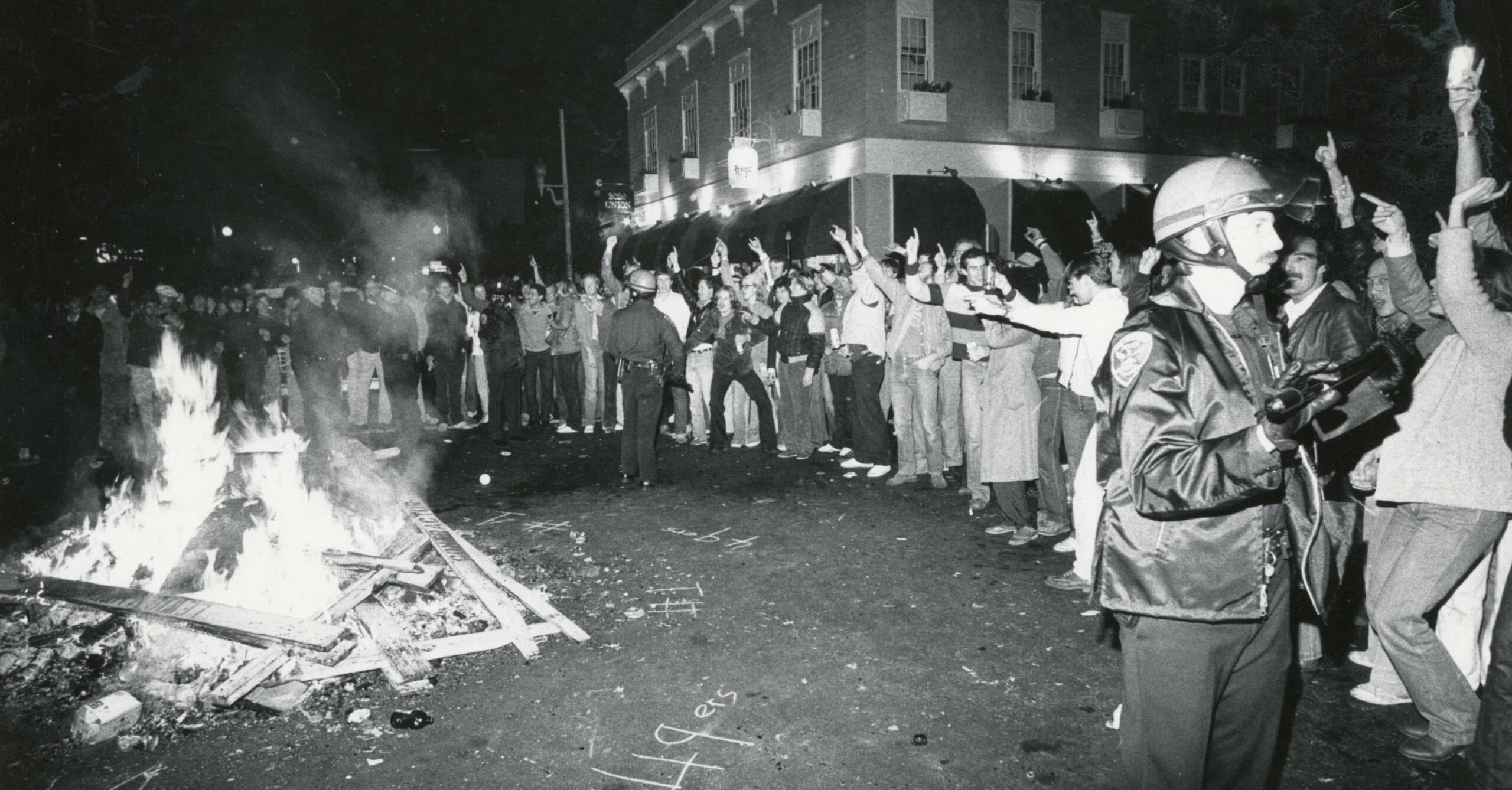 A bonfire at Union and Buchanan Sts. as fans celebrate the the 49ers Super Bowl win, January 24, 1982. | Eric Luse/San Francisco Chronicle via Getty Images