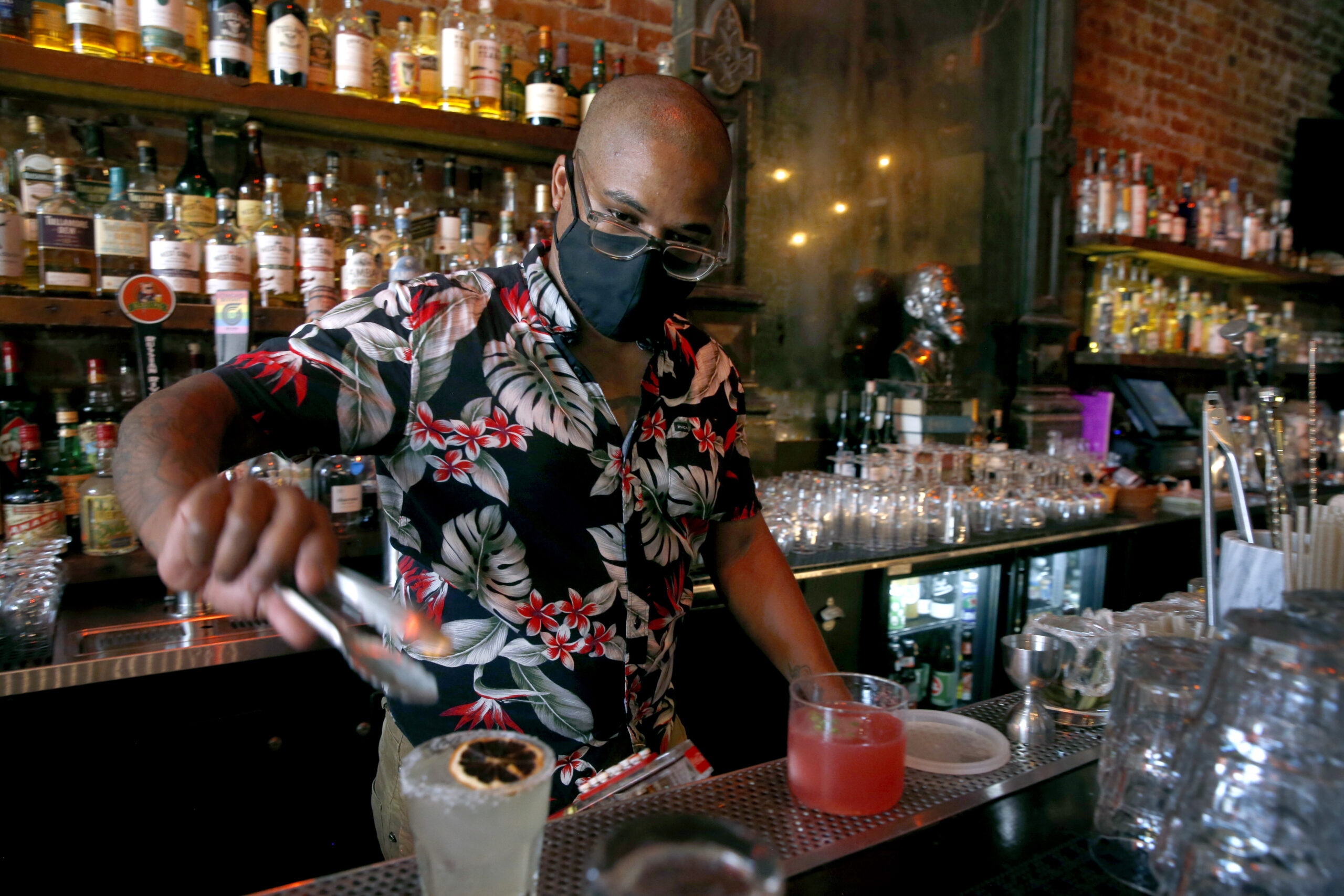 Nightlife Pros Agree: Tipping $1 for a Cocktail Makes You a Cheapskate