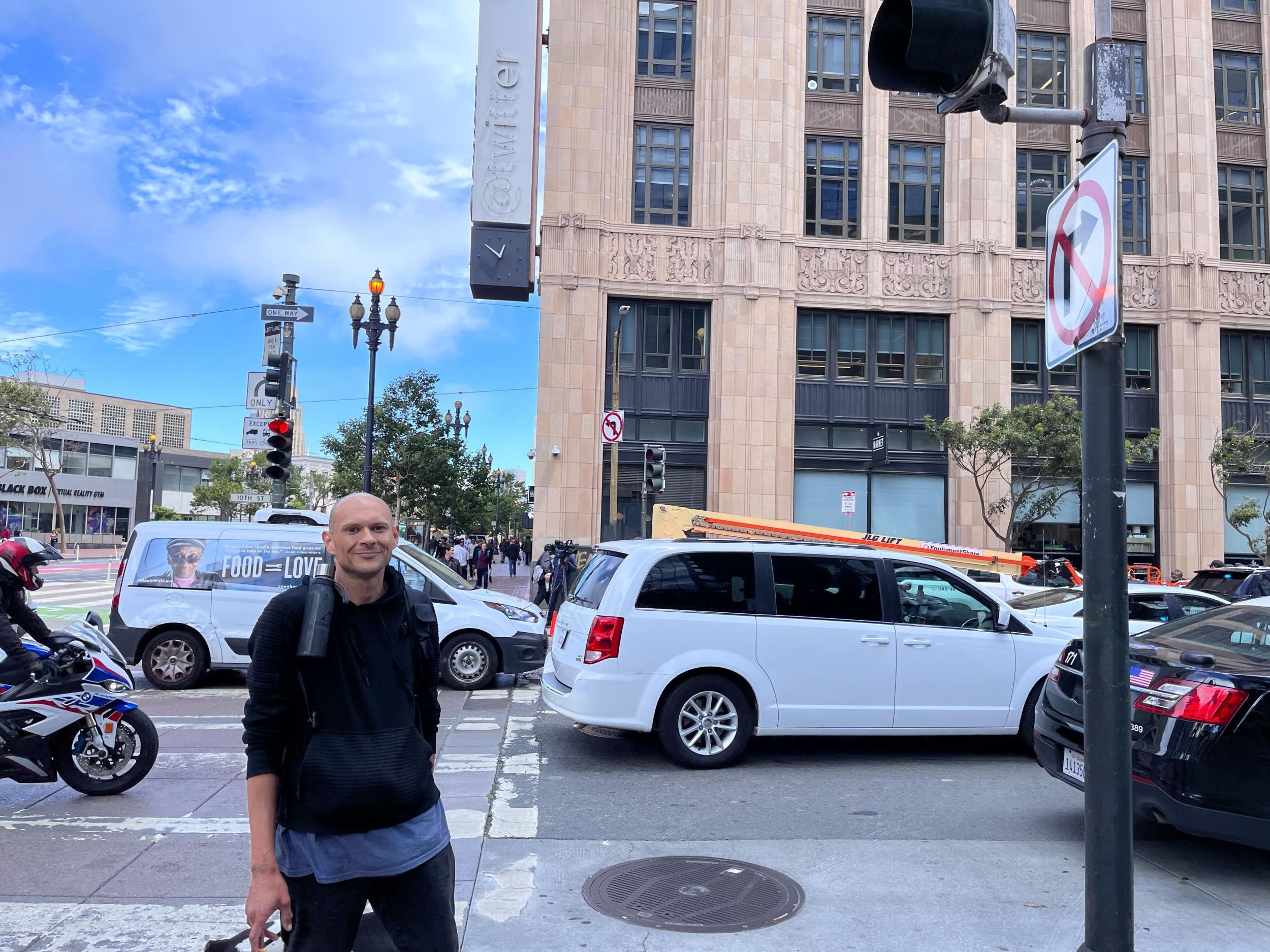 Twitter sign taken down from SF HQ, police interrupt