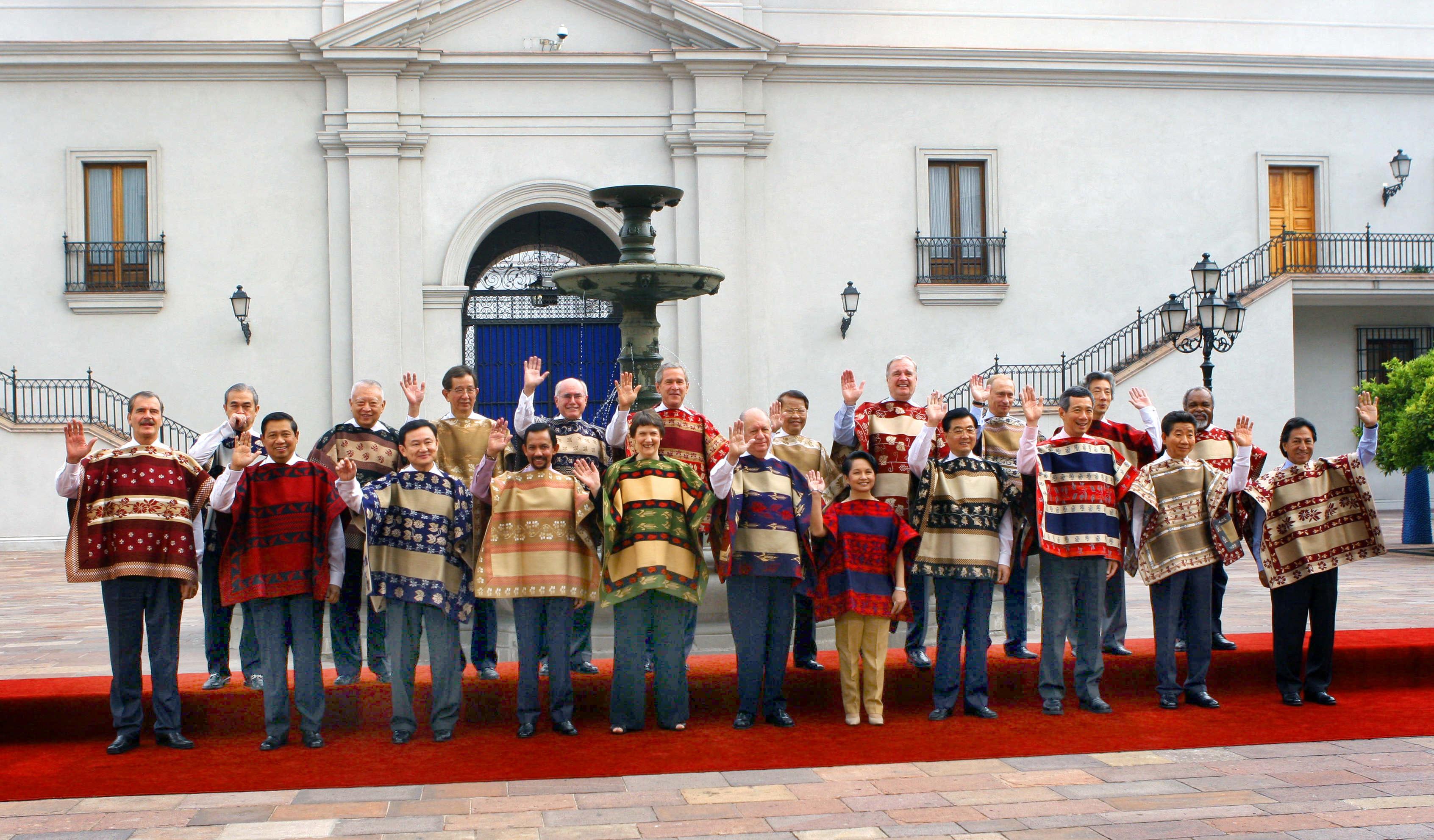 World leaders pose for a group photo while wearing traditional Chilean clothing.
