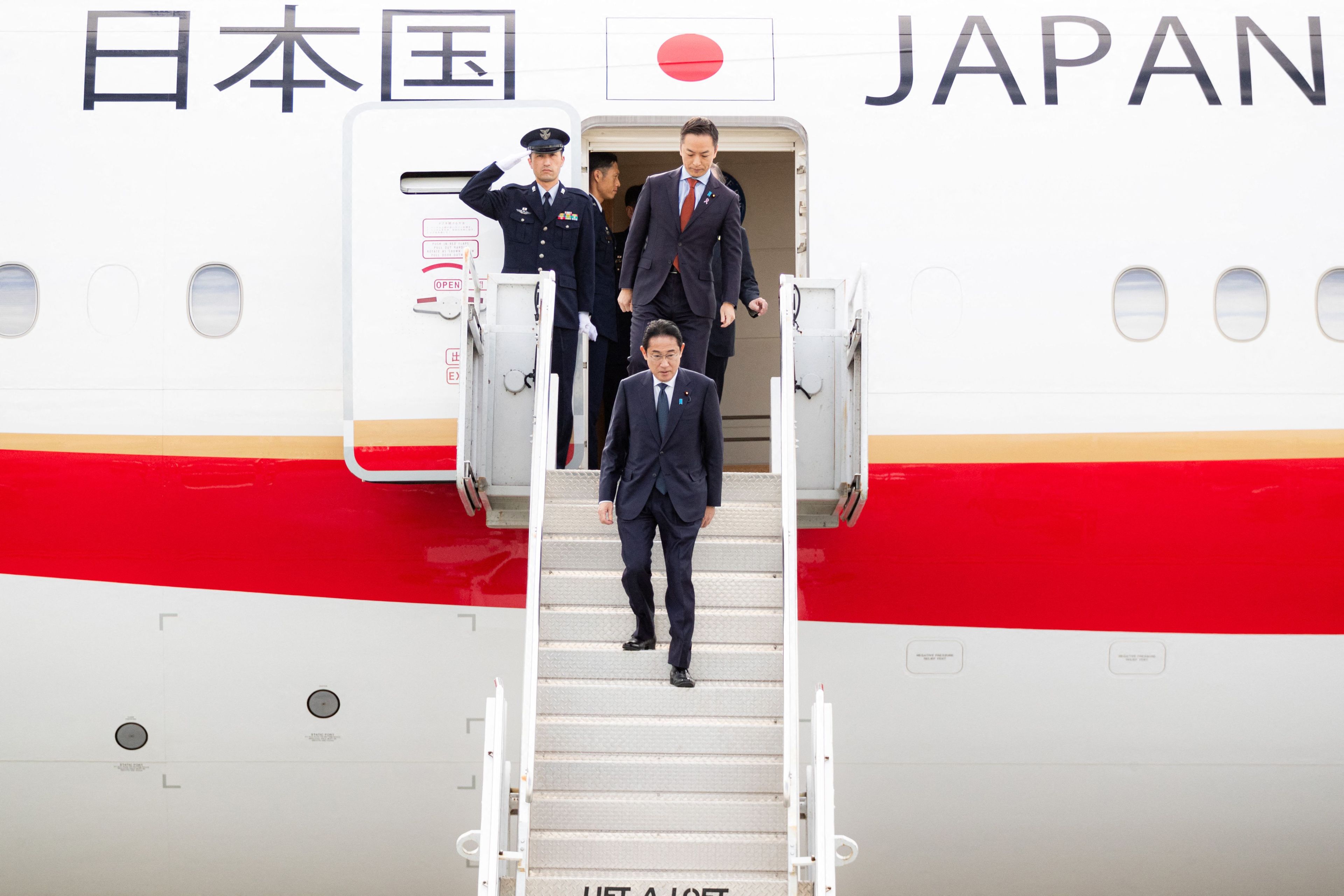 岸田文夫日本首相がサンフランシスコ国際空港で飛行機から階段を降りている。
