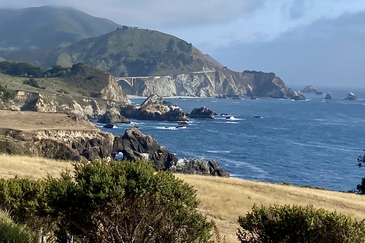 Tebing garis pantai California dengan Samudera Pasifik di sebelah kanan.