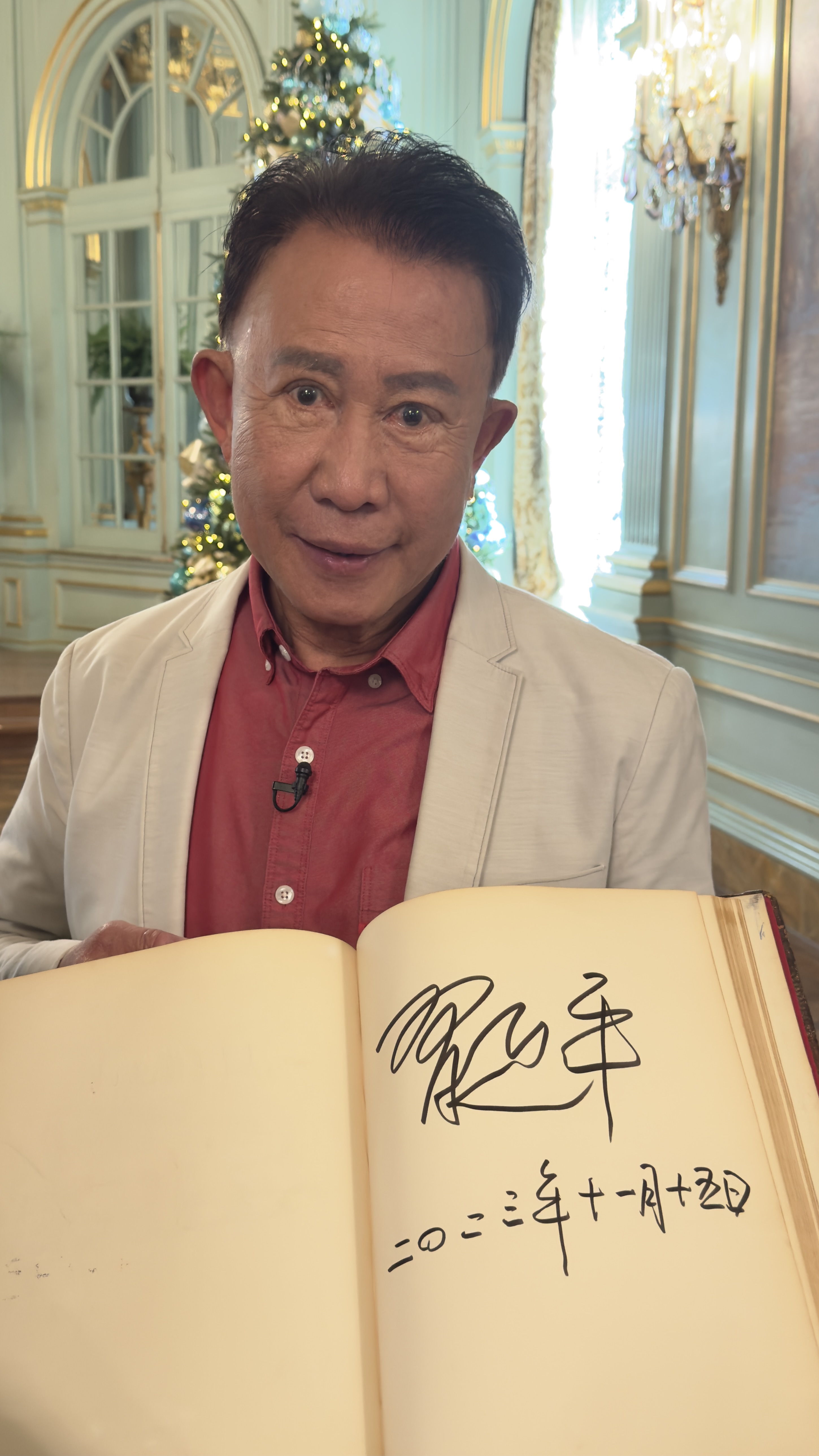 Celebrity chef Martin Yan poses for a photo with Chinese President Xi Jinping's signature on Fioli's guest book.