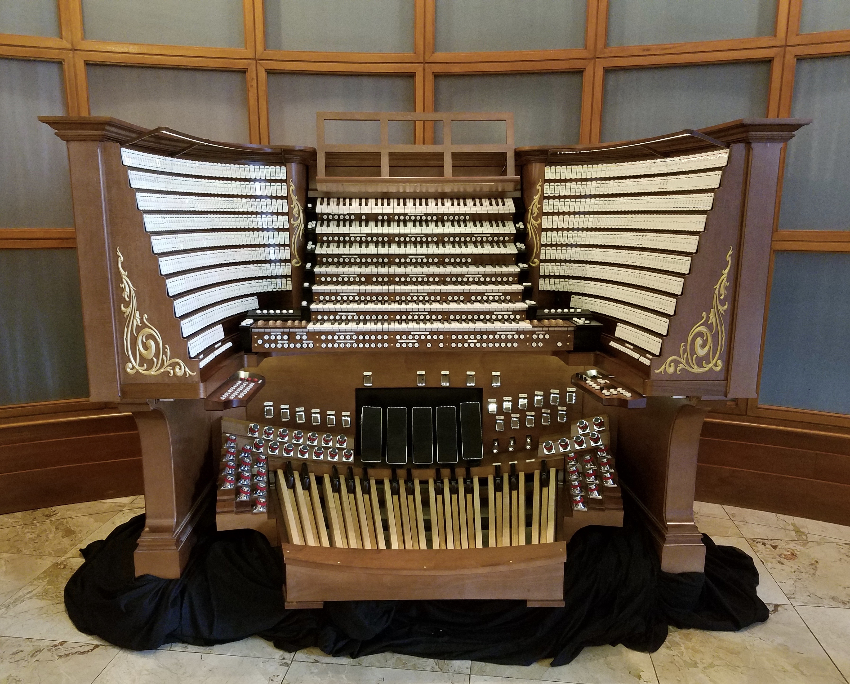 A picture of a large organ stands in a room.