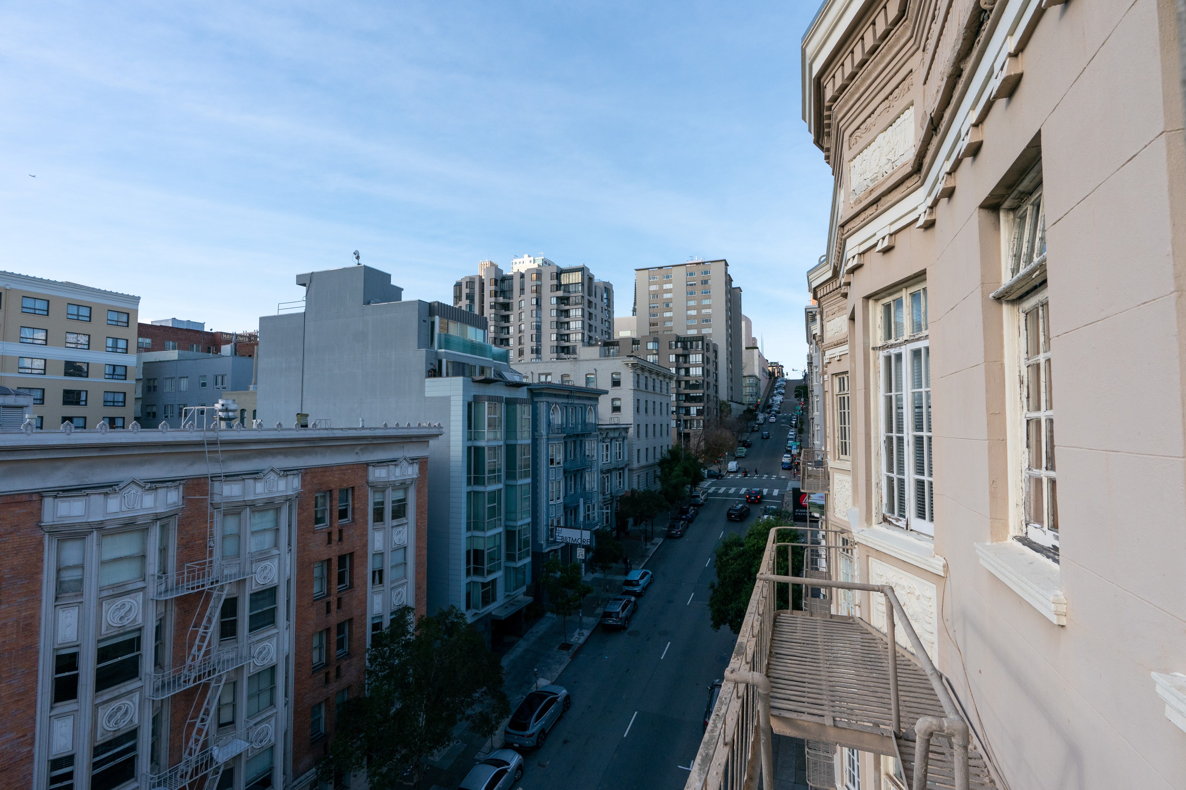 Streetscape and apartment building in san francisco