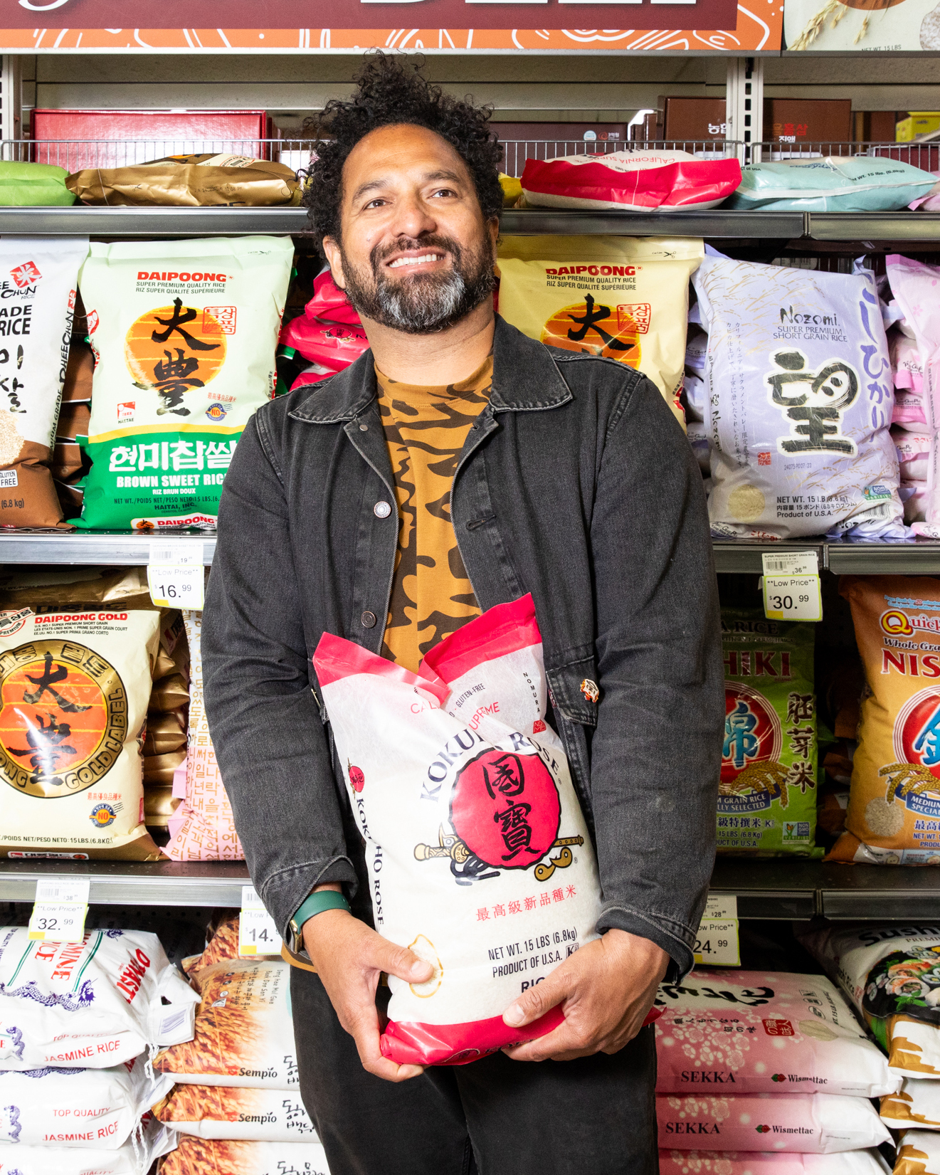 Ravi Kapur holding rice at Kukje