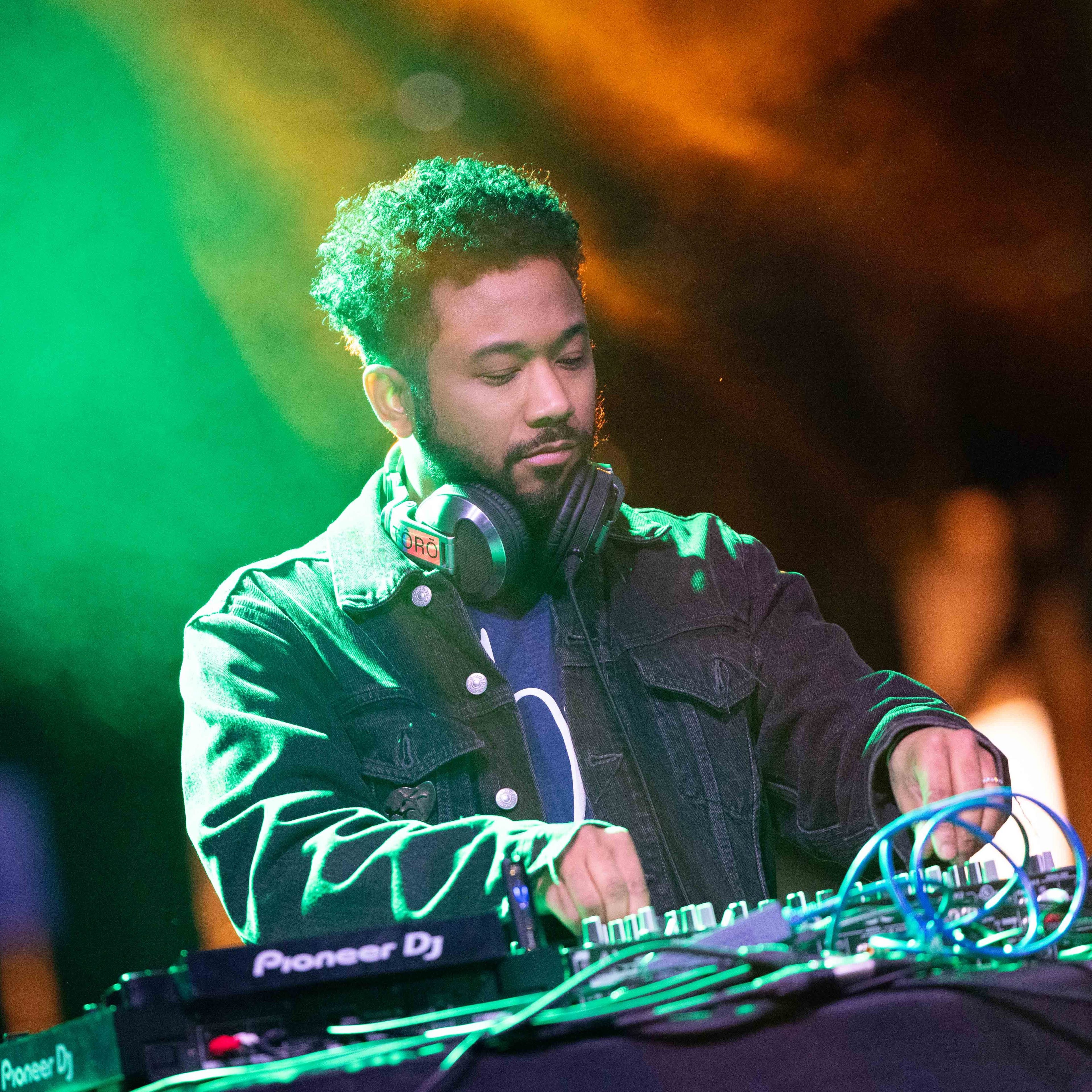 Toro y Moi deejays